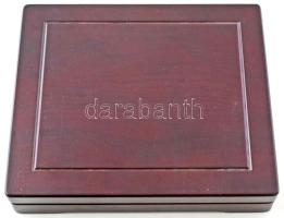 Mahagóni fa érmetartó kazetta bársonybéléssel, 12db 50x50mm férőhelyű kivehető tálcával, használt, d...