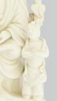 Guanyin gyermekekkel. Dehua porcelán, cca 18-19. sz, Kína, jelzés nélkül, restaurált, m: 20 cm
