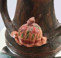 Orbán Viktor a koronával. Karikírozott kerámia szobor, üveglapokból applikált talpazaton. Jelzett, r...