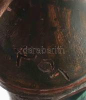 Orbán Viktor a koronával. Karikírozott kerámia szobor, üveglapokból applikált talpazaton. Jelzett, r...