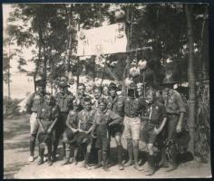 1933 Cserkészek a Jamboreen a portugál tábor bejárata előtt, eredeti fotó, 8×9 cm