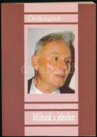 Nemeskürty István: Múltunk a jelenben. A szerző, Nemeskürty István (1925-2015) Széchenyi-, József Attila-, Balázs Béla-díjas és Kossuth-nagydíjas író, irodalom- és filmtörténész által ALÁÍRT! Bp., 2004, Trikolor. Kiadói papírkötésben.