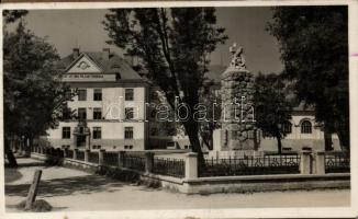 Érsekújvár school with military monument (fa Rb)