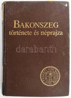 Ujváry Zoltán (szerk.): Bakonszeg története és néprajza. A polgármester Ott Jenő által Kocsis Elemér (1926-2009) református püspök, teológus részére DEDIKÁLT! Bakonszeg, 1990, k.n.. Kiadói aranyozott keménykötésben, sérült gerinccel, kissé kopott borítóval, foltos és hullámos lapokkal, kissé deformált könyvtesttel.