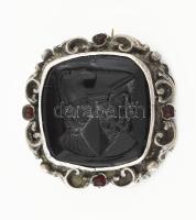 Antik ezüst(Ag) kámeás bross, jelzett, 2,5×2,5 cm, bruttó: 7,4 g