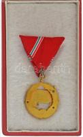 1954. "A Munka Vörös Zászló Érdemrendje" aranyozott, zománcozott bronz kitüntetés mellszal...