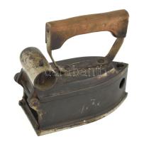 "Patent Budaest Andrássy u. 47" kéményes szenes vasaló, fa fogóval, 22x20 cm