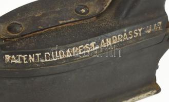 "Patent Budaest Andrássy u. 47" kéményes szenes vasaló, fa fogóval, 22x20 cm