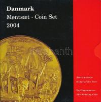 Dánia 2004. 25ö-20K (8xklf) forgalmi sor, benne 20K Cu-Al-Ni &quot;Frederik koronaherceg és Miss Mary Donaldson esküvője&quot; forgalmi emlékkiadással + Cu-Al-Zn emlékérem karton dísztokban T:UNC patina Denmark 2004. 25 Öre - 20 Kroner (8xdiff) coin set, within 20 Kroner &quot;Marriage of Crownprince Frederik and Miss Mary Donaldson&quot; + Cu-Al-Zn medallion in cardboard case C:UNC patina