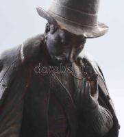 Vass Áron: Pipázó férfi kutyával, kerámia szobor, jelzett, sérült, m: 25 cm