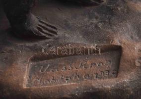 Vass Áron: Pipázó férfi kutyával, kerámia szobor, jelzett, sérült, m: 25 cm