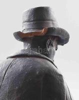 Vass Áron: Pipázó férfi kutyával, kerámia szobor, jelzett, sérült, m: 25 cm