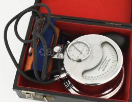 Vérnyomásmérő, táskájában.