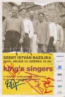 Az 1968-ban alapított The Kings Singers brit a cappella együttes fotója a zenekar 2004-2009 közötti felállásában, a Szent István Bazilikában tartott koncertjük alkalmából, az énekesek aláírásával. Készült 2006-ban. Színes, feliratozott brosúra, mérete: 210x147 mm. A felvételt a Zeitenspiegel fotóügynökség megbízásából készítette Frank Schulze. Az oxfordi Kings College kórustagjainak baráti társasága az 1960-as évek közepén alapította kizárólag énekhangon alapuló zenei társulatát, melyet egykori iskolájuk iránt tisztelegve The Kings Singersnek neveztek el. A kezdetektől hat énekesből álló énekkarban a mai napig változatlan a felállás, két kontratenor, egy tenor, két bariton és egy basszus szólam alkotja a zenekar egyedi, azonnal felismerhető, világszerte ünnepelt hangzását. Az alapítás óta eltelt több mint 50 évben természetesen cserélődtek a tagok, de a zenekar a mai napig a legünnepeltebb a cappella társulatnak számít, mely a legváltozatosabb zenekari, sőt könnyűzenei műveket hangszereli át saját hangzásvilágába, ám a Bazilikában 2006. jókius 12-én tartott koncertjükön a hely szelleméhez alkalmazkodva egyházi kórusfeldolgozások szerepeltek a repertoáron. A fotón a zenekar 2004-2009 közötti felállása látható: David Hurley (kontratenor), Paul Phoenix (tenor), Philip Lawson (bariton), Stephen Connolly (basszus), Christopher Gabbins (bariton), Robin Tyson (kontratenor). Jó állapotú brosúra, hajtásnyommal.