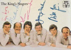 Az 1968-ban alapított The King&#039;s Singers brit a cappella együttes fotója az énekesek aláírásával. Készült 1982-ben. Színes, feliratozott lap, mérete: 105x147 mm. Az oxfordi King&#039;s College kórustagjainak baráti társasága az 1960-as évek közepén alapította kizárólag énekhangon alapuló zenei társulatát, melyet egykori iskolájuk iránt tisztelegve The King&#039;s Singersnek neveztek el. A kezdetektől hat énekesből álló énekkarban a mai napig változatlan a felállás, két kontratenor, egy tenor, két bariton és egy basszus szólam alkotja a zenekar egyedi, azonnal felismerhető, világszerte ünnepelt hangzását. Az alapítás óta eltelt több mint 50 évben természetesen cserélődtek a tagok, de a zenekar a mai napig a legünnepeltebb a cappella társulatnak számít. Aláírt fotónk 1982-ben készült: Anthony Holt (bariton), Alastair Hume (kontratenor, alapító tag), Simon Carrington (bariton, alapító tag), Jeremy Jackman (kontratenor), Grayston Ives (tenor), Brian Kay (basszus, alapító tag) részvételével. Grayston Ives tenor aláírása nem szerepel a lapon, portréja fölött Brian Kay aláírása.