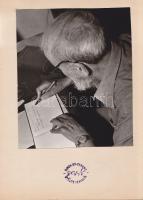 Vedres Márk (1870-1961) szobrászművész Élmunkás téri műtermében emléksorokat ír Simon Gy. Ferenc (19...