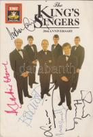 Az 1968-ban alapított The Kings Singers brit a cappella együttes fotója az énekesek aláírásával. Készült 1988-ban. Színes, feliratozott lap, mérete: 150x105 mm. A felvétel az EMI Records Ltd. (a zenekar brit kiadójának) megbízásából készítette Peter Vernon. Az oxfordi Kings College kórustagjainak baráti társasága az 1960-as évek közepén alapította kizárólag énekhangon alapuló zenei társulatát, melyet egykori iskolájuk iránt tisztelegve The Kings Singersnek neveztek el. A kezdetektől hat énekesből álló énekkarban a mai napig változatlan a felállás, két kontratenor, egy tenor, két bariton és egy basszus szólam alkotja a zenekar egyedi, azonnal felismerhető, világszerte ünnepelt hangzását. Az alapítás óta eltelt több mint 50 évben természetesen cserélődtek a tagok, de a zenekar a mai napig a legünnepeltebb a cappella társulatnak számít, mely a legváltozatosabb zenekari, sőt könnyűzenei műveket hangszereli át saját hangzásvilágába. Aláírt fotónk az együttes fennállásának huszadik évfordulójára készült, 1988-ban: Alastair Hume (kontratenor, alapító tag), Stephen Connolly (basszus), Bob Chilcott (tenor), Simon Carrington (bariton, alapító tag), Bruce Russell (bartion), Jeremy Jackman (kontratenor) részvételével. Jeremy Jackson aláírása helyett fotónkon David Hurley aláírása szerepel, David Hurley 1990-ben lett hivatalosan tagja az együttesnek. Feliratozott, aláírt zenekari portrénk hátoldalán válogatás az együttes brit kiadója által gondozott nagylemezekből és kazettákból. Jó állapotú lap, jobb alsó sarkán enyhe gyűrődéssel.