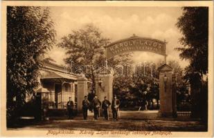 1915 Nagykikinda, Kikinda; Károly Lajos lovassági laktanya főkapuja, katonák / main entry gate of the cavalry barracks, sodliers