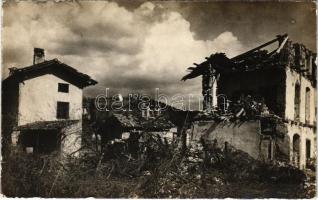 Első világháborús szétlőtt település romjai. Uher Ödön fényképész. A budapesti cs. és kir. tüzérezredek hadialbum-, özvegy és árvaalapjai javára / WWI Austro-Hungarian K.u.K. military, destroyed village