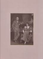 Szüle Péter (1886-1944) festőművész egész alakos portréja felesége társaságában, lakásuk szalonjában...