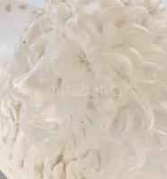 Üveg oroszlán. Savmaratott öntött üveg, kis pattogzással, alján rögzítőrésszel, h: 15 cm