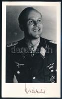 Dietrich "Dieter" Hrabak (1914-1995) német Luftwaffe pilóta, repülő ász (125 légi győzelem) autográf aláírása őt ábrázoló képen (későbbi előhívás), 20x12,5 cm / Autograph signature of Dietrich "Dieter" Hrabak (1914-1995) German Luftwaffe pilot, flying ace (125 aerial victories) on a photo (later copy), 20x12.5 cm