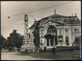 1959 Kecskemét, Katona József Színház, a bejáratnál Lehár Ferenc: A víg özvegy, ill. Esperanza c. darabok plakátjaival. Nagyméretű fotó, a hátoldalon feliratozva, kissé viseltes, 23,5x17,5 cm