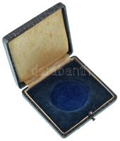 Érmetartó dísztok "ARKANZAS BUDAPEST IV VÁCZI UCCA 20" gyártói jelzéssel, 45mm-es férőhell...