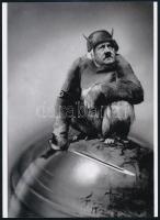 cca 1938 John Heartfield (1891-1968) német képzőművész, aki különösen a politikai fotómontázsai által vált ismertté; a tételben szereplő alkotása a világ és az emberiség visszafejlődésére utal, Hitler szándékai és tettei alapján, 1 db modern nagyítás jelzés nélkül, 21x15 cm