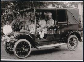 cca 1920 India, egy maharadzsa automobilja, ,,Kankovszky's Hungarian Presse Photographie" sajtófotó ügynökség hagyatékából (kapott csereképek gyűjteményéből) 1 db modern nagyítás, jelzés nélkül, 15x21 cm