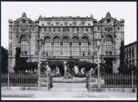 cca 1890 Budapest, Pesti Vigadó és az előtte levő kerített parkban, a felirat szerint ,,Rémi Róbert Kioskja", 1 db modern nagyítás, jelzés nélkül, 15x21 cm