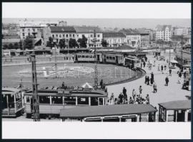 cca 1965 Budapest, Moszkva tér, közepén a virágokból komponált vöröscsillag, a forgalomban nyitott peronos villamosok, Kotnyek Antal fotóriporter hagyatékából 1 db modern nagyítás, jelzés nélkül, 15x21 cm