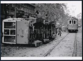 1956 Budapest, a 49-es villamos vonalán csata után, 1 db modern nagyítás Kotnyek Antal fotóriporter hagyatékából, jelzés nélkül, 15x21 cm