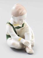 Aquincum cipőfűző fiú, ritka festéssel. Jelzett, kis kopással, m: 10,5 cm