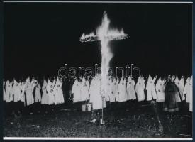 cca 1937 Ku-Klux-Klan keresztégetése Amerikában, egykori sajtófotó modern nagyításban, jelzés nélkül, 15x21 cm