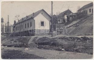 1911 Petrozsény, Petrosani; utca, kiadó lakás / street view, house for rent. photo (EK)