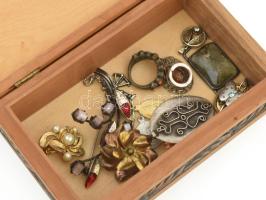 Bizsu csomag, rézlemez díszítéses dobozban