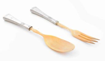 Ezüst (Ag) nyelű salátakínáló pár. Jelzett, bruttó: 130g