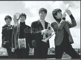 cca 1964 Beatles együttes és imádóik, 3 db modern nagyítás, jelzés nélkül, 15x21 cm