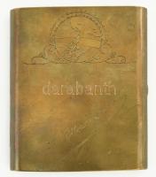 I. világháborús emlék, réz cigarettatárca, fedelén osztrák-magyar 30 és feles mozsárt (Škoda 30.5 cm Mörser) ábrázoló, vésett mintával, illetve a tulajdonos nevével: ,,Dr. Ribáry Géza Lt."; hátoldalán az alakulat neve olvasható: ,,K. u. K. 30.5 cm Mörs. Bt. No. 14." Korának megfelelő, jó állapotban, 9x7,5 cm. Dr. Ribáry Géza tüzér hadnagy, az I. világháborúban a Cs. és kir. 14. 30,5 cm-es mozsárütegnél (K. u. k. 30.5 cm Mörserbatterie Nr. 14.) szolgált; valamint egy 1915-ben megjelent, tüzér ismeretekről szóló könyv szerzője is volt. (Dr. Géza Ribáry: Richtbehelf für den Batterierichtkreis, Geschützrichtkreis, Richtkreis-Transporteur und Richtbussole. Budapest, 1915.)