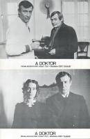 cca 1985 előtti ,,A doktor" című román film jelenetei és szereplői, 5 db produkciós filmfotó (vitrinfotó, lobbyfotó) nyomdatechnikával sokszorosítva kartonpapírra, egyoldalas nyomással, a használatból eredő (esetleges) kisebb hibákkal, 18x24 cm