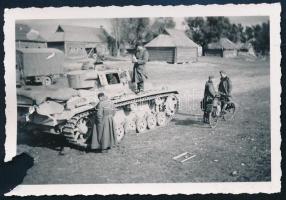 cca 1940-1943 Katonák német Panzer III harckocsival, fotó, hátoldalán albumba ragasztás nyomaival, egyik sarkán sérült, 9x6 cm