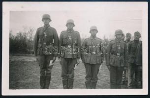 cca 1940-1944 Vaskereszttel kitüntetett német Wehrmacht katonák rohamsisakban, fotó, 11x7 cm