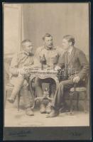 cca 1910 Két katona és egy civil úr asztalnál italoznak és szivaroznak, keményhátú fotó Kulcsár Gizella váci műterméből, a hátlapon hiánnyal, 16,5x10,5 cm