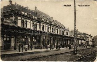 Szolnok, vasútállomás. Faragó Sándor kiadása (gyűrődések / creases)