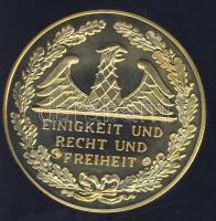 Németország DN "Német történelem - Búcsúparádé, Berlin 1994" aranyozott ffém emlékérem T:P...