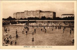 Venezia, Venice; Lido, Grand Hotel des Bains / beach, bathers (EK)