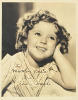 Shirley Temple (1928-2014) amerikai színésznő, énekes aláírása egy őt ábrázoló lapon, 25x20 cm