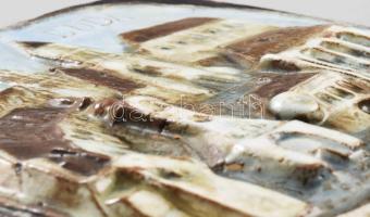 Buda Pécsi-kapu mintás kályhacsempe. Jelzett, mázas kerámia, kis kopással, 23x21 cm