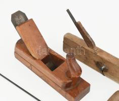 Antik asztalos tétel, közte gyaluval